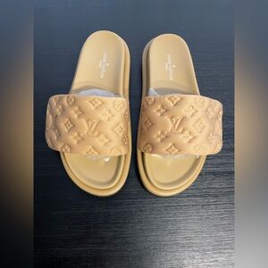 Louis Vuitton Beige Embossed pool Side slides 39 EU